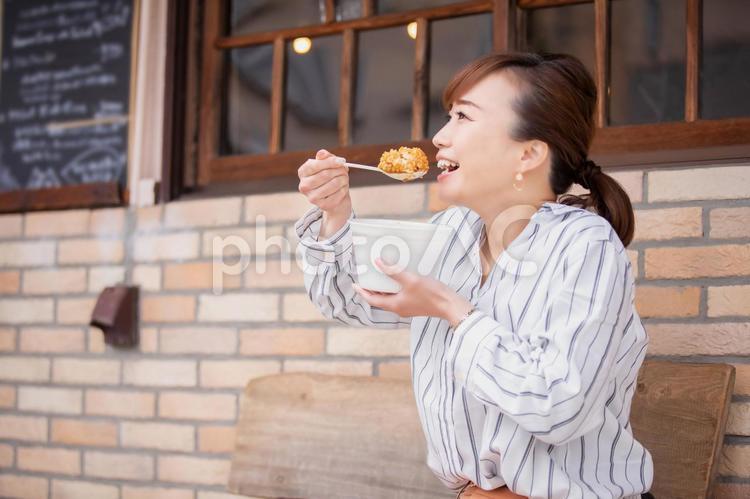 カジュアルビジネスの会社員 食べる,大食い,早食いの写真素材