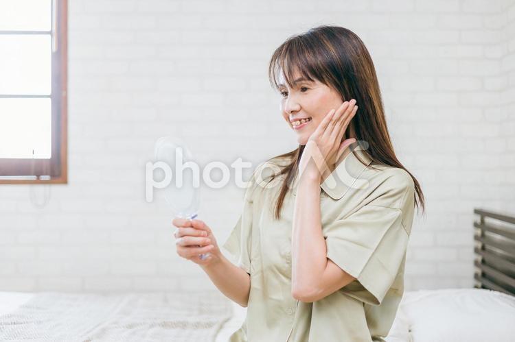 鏡を見るミドル世代の女性 アンチエイジング,スキンケア,女性の写真素材