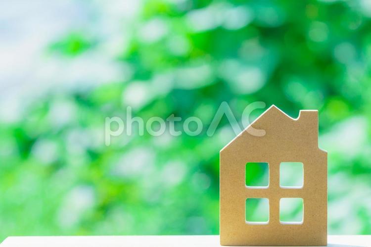 緑ぼかし背景と木製の住宅模型 住宅模型,マイホーム,コピースぺースの写真素材