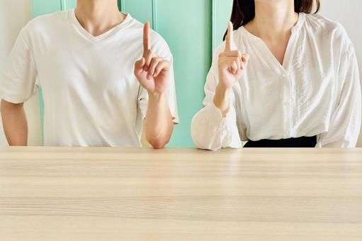 指でポイントを示す男女 ポイント,おすすめ,チェックの写真素材