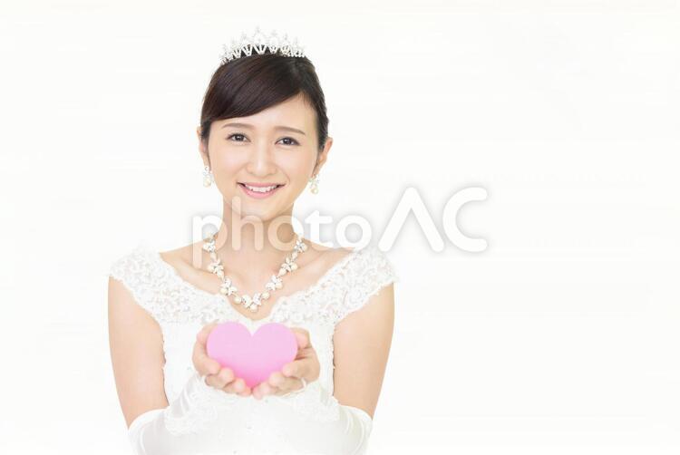 ハートマークを持つ笑顔の花嫁 女性,女,花嫁の写真素材