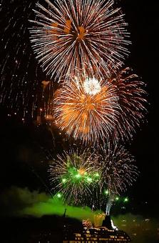 8月中旬のさぬき高松まつり花火大会の風景 8月中旬のさぬき高松まつり花火大会の風景の写真