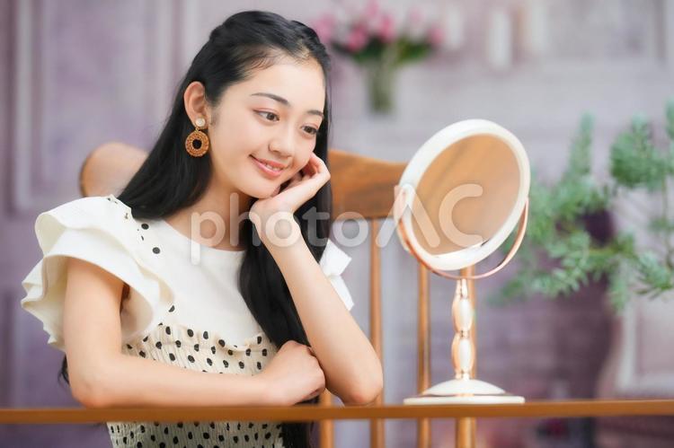 鏡を見る頬杖の女性 女性,頬杖,ポーズの写真素材