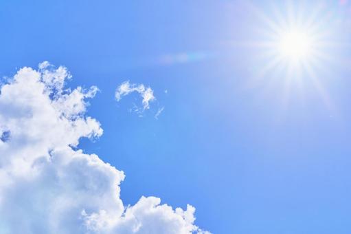 空と雲と青空と太陽の焼け付くような日射し 空と雲と青空と太陽の焼け付くような日射し 空,太陽,雲の写真素材