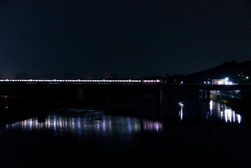夜の鉄橋を渡る電車 夜の鉄橋を渡る電車の写真