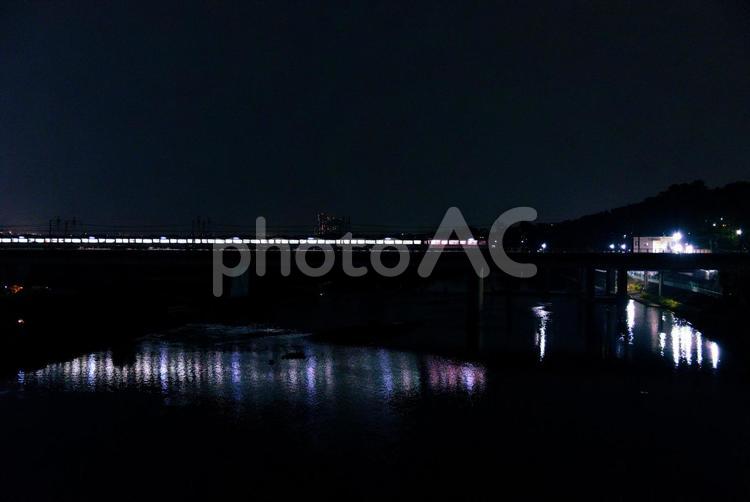 夜の鉄橋を渡る電車 夜景,夜,風景の写真素材