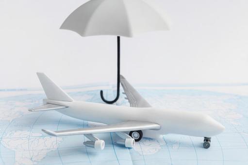 白い傘と飛行機の模型 契約,申請,旅行保険の写真素材