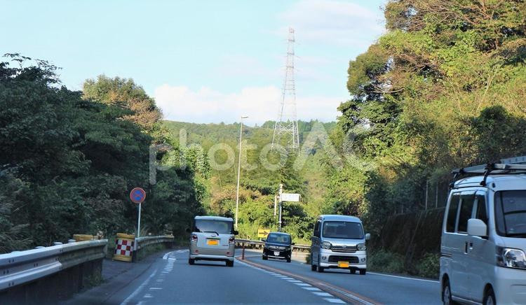 くねくねとカーブする坂道　国道一号線バイパス道路 道路,坂道,坂の写真素材