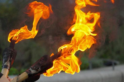 街中の大道芸の松明の炎5　火素材　背景 松明,芸,火の写真素材