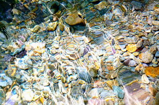 乗政大滝下流の綺麗な水底の石 乗政大滝下流の綺麗な水底の石の写真