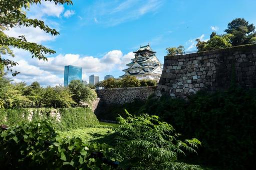 大阪城天守閣と高層ビル 大阪城天守閣と高層ビルの写真