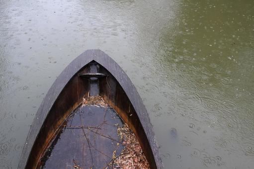 Take a boat crossing the river in the rain, JPG Take a boat crossing the river in the rain, JPG