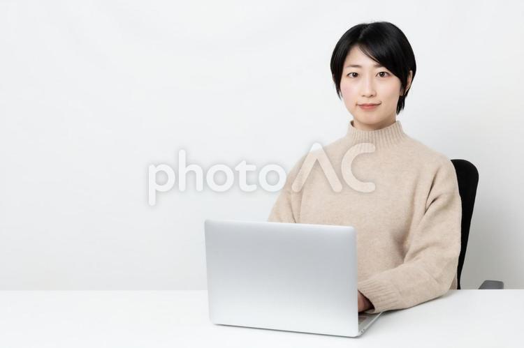 パソコンでしている笑顔の女性（コピースペース） 女性,女子,女の写真素材