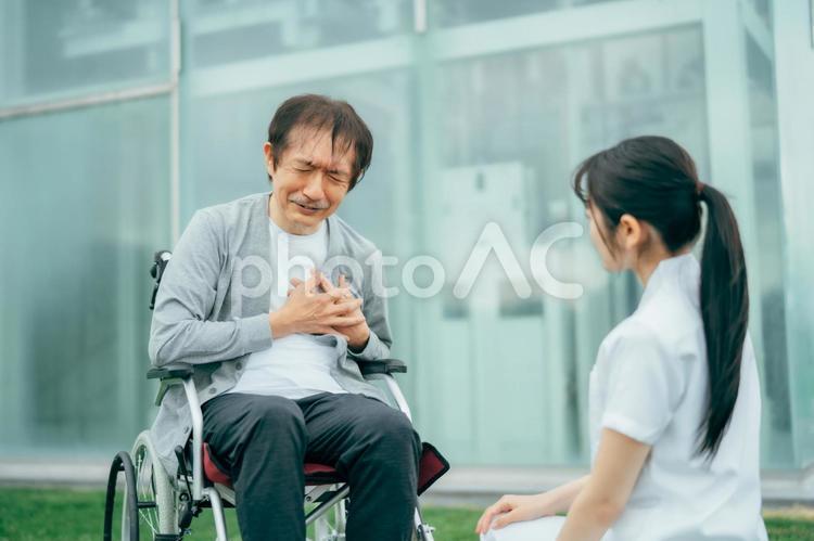 心臓が痛い中高年男性と医療スタッフ 三大疾病,心筋梗塞,心臓の写真素材