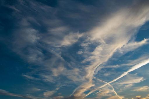 Clouds starting to turn red at dusk, JPG