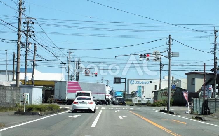 左折中のトラックの交差点 交差点,十字路,トラックの写真素材