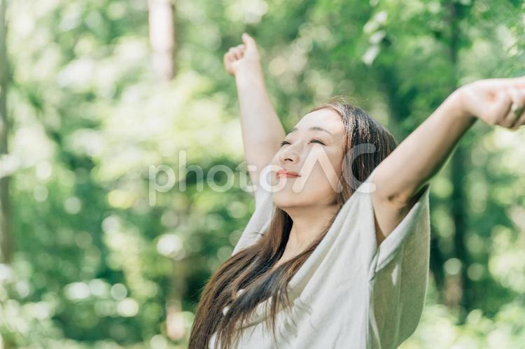 避暑地で深呼吸する日本人女性（旅行） リフレッシュ,リラックス,避暑地の写真素材