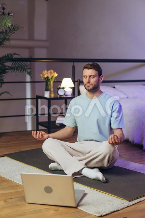 目を瞑って瞑想する男性 男性,ヒゲ,ヨガの写真素材