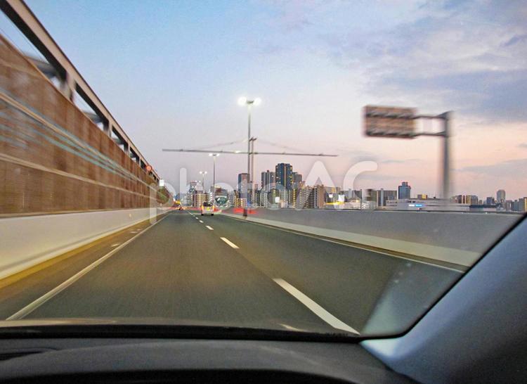 夕暮れの高速 高速道路,ドライブ,夕暮れの写真素材