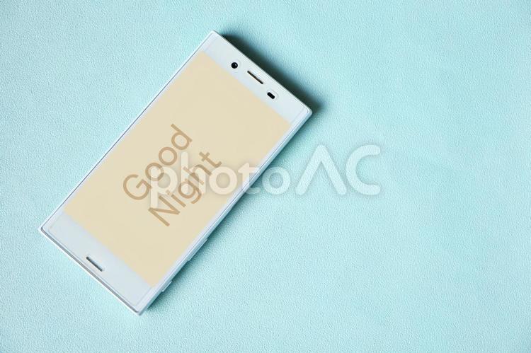 GoodNightと表示されたスマートフォン おやすみなさい,就寝,スマートフォンの写真素材
