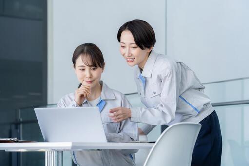 ビルメンテナンスする女性エンジニア 不動産,会議,エンジニアの写真素材