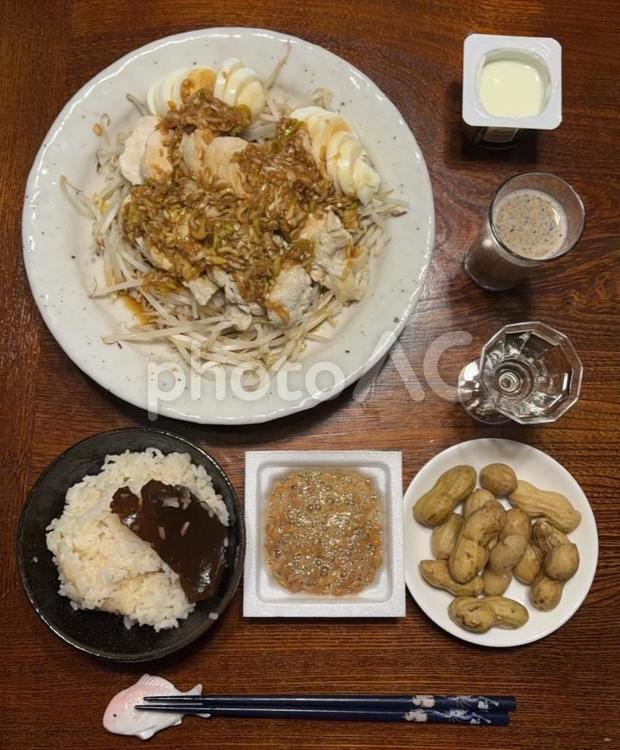 蒸し鶏肉と茹で卵に刻み葱の餡かけ等の夕食 夕食,あきたこまち,七分突きの写真素材