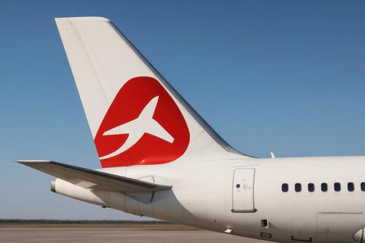 飛行機のロゴが印象的な尾翼のアップ 飛行機のロゴが印象的な尾翼のアップの写真