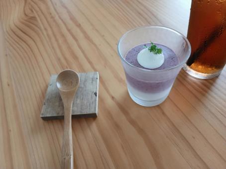 ブルーベリームースと木のスプーン ブルーベリームースと木のスプーン ブルーベリームース,ヨーグルトプリン,生菓子の写真素材