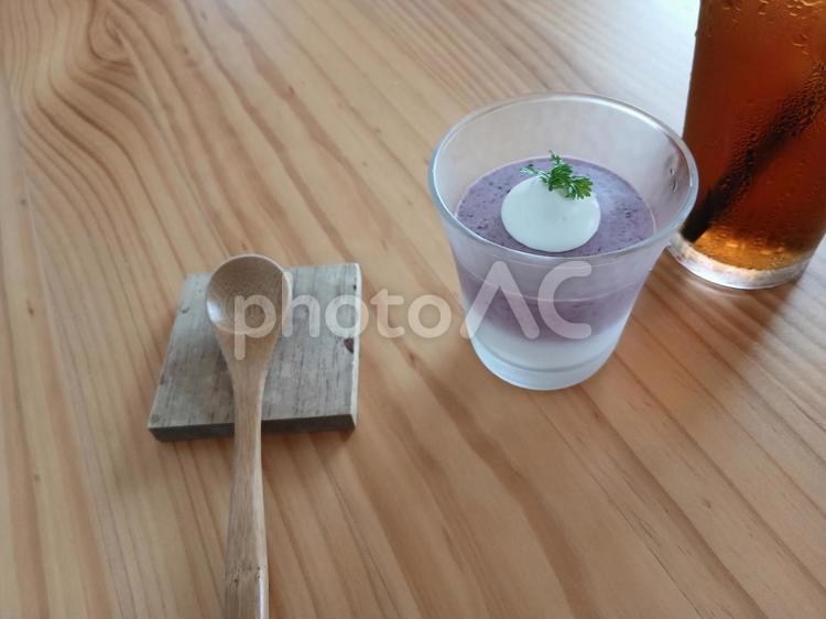 ブルーベリームースと木のスプーン ブルーベリームース,ヨーグルトプリン,生菓子の写真素材