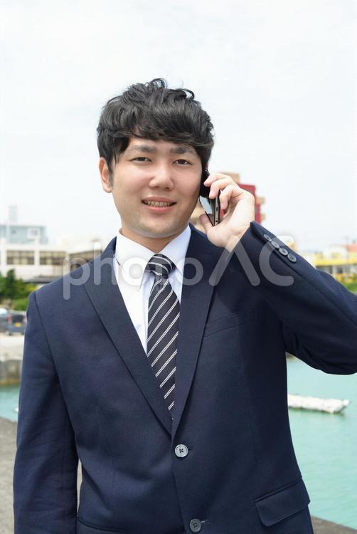 スマートフォンを持つビジネスマン 男性,サラリーマン,ビジネスマンの写真素材