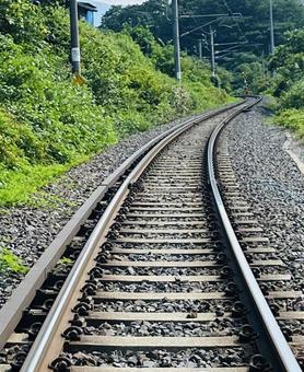 踏切を渡る途中で見た線路の風景 踏切を渡る途中で見た線路の風景の写真