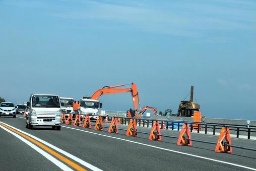 嵩上げ工事のショベルカーと臨海道路 嵩上げ工事のショベルカーと臨海道路 工事,嵩上げ工事,防波堤の写真素材