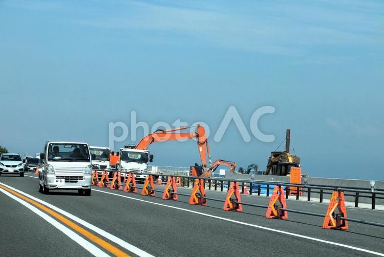嵩上げ工事のショベルカーと臨海道路 工事,嵩上げ工事,防波堤の写真素材
