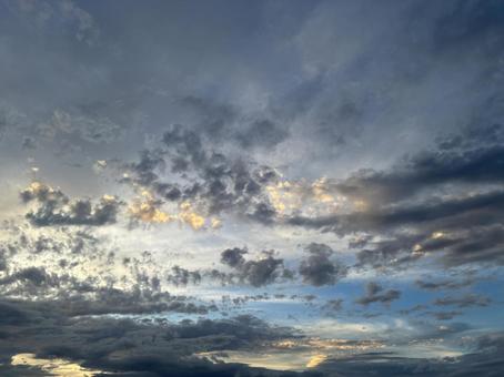 夕暮れの雲間からの写真