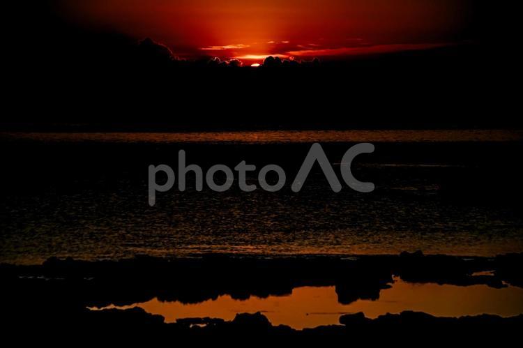 ＜五島の風景＞海から昇る夏の朝日の風景 海,夜明け,朝日の写真素材