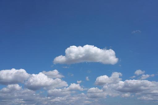 青空に浮かぶフワフワの雲 青空に浮かぶフワフワの雲の写真