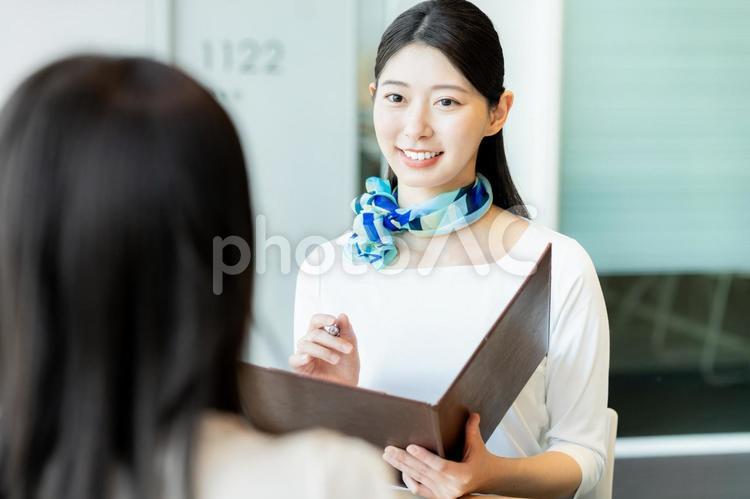 受付の若い女性 受付,笑顔,相談の写真素材