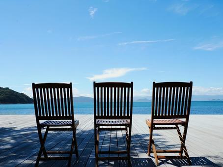 海を望む三脚のイス 海,イス,水平線の写真素材