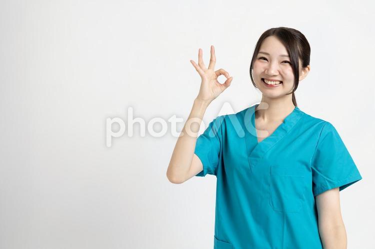 オーケーサインをする女性の医者 医者,外科医,美人の写真素材