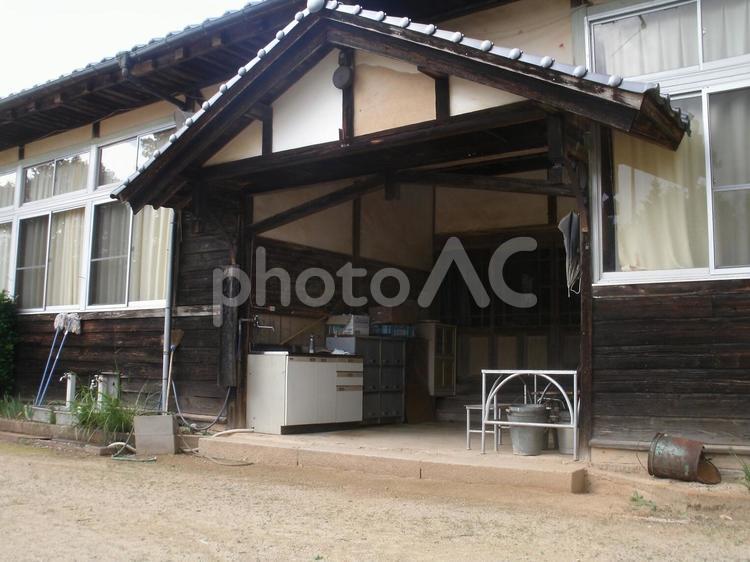 廃校の木造校舎「小野小学校・玄関」広島県 小野小学校,木造校舎,廃校の写真素材