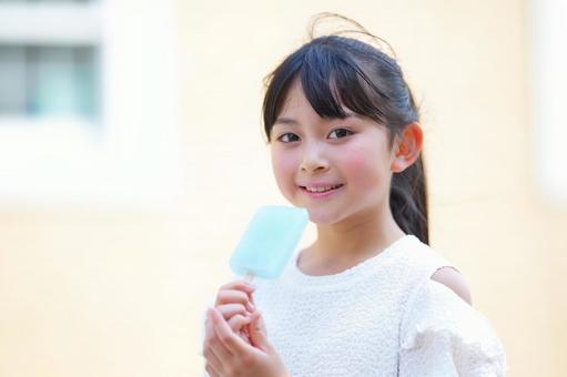 屋外でアイスキャンディーを食べる女の子 子ども,女の子,小学生の写真素材