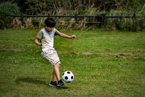 <素材>公園で元気にサッカーをする男の子 <素材>公園で元気にサッカーをする男の子 子供,男性,人物の写真素材