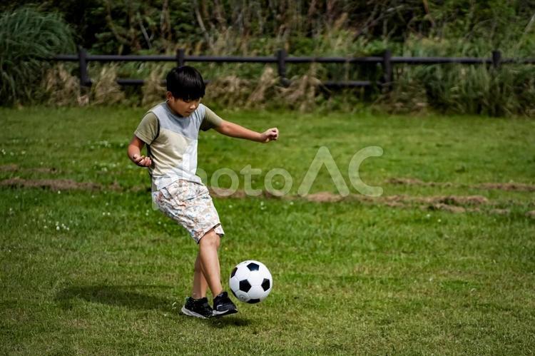 ＜素材＞公園で元気にサッカーをする男の子 子供,サッカー,シュートの写真素材