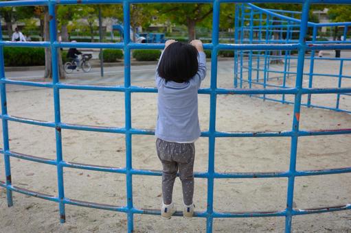 公園の青い遊具に登る女の子 公園,遊ぶ,子どもの写真素材