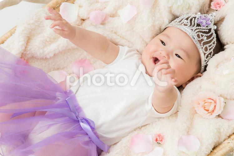おもちゃの王冠をかぶる赤ちゃん（笑顔） 0歳,6ヶ月,ftd0015の写真素材