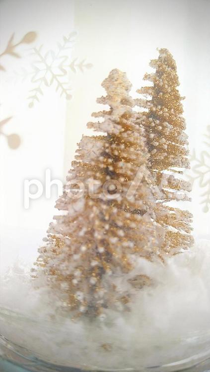 クリスマスのイメージ(ゴールドツリー) クリスマス,クリスマスイブ,ホワイトクリスマスの写真素材