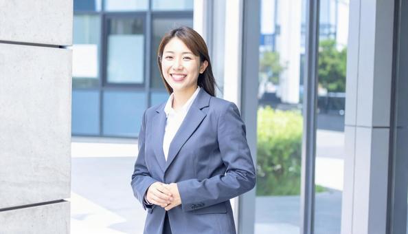 活き活き働く笑顔のビジネスウーマン 活き活き働く笑顔のビジネスウーマンの写真