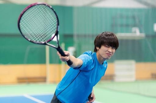 スポーツジムでテニスをする若い男性 テニス,テニススクール,スポーツジムの写真素材