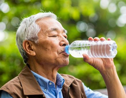 水を飲むおじいちゃん 水を飲むおじいちゃんの写真