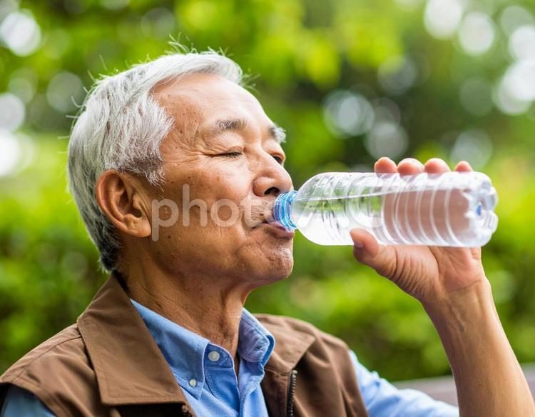 水を飲むおじいちゃん シニア,水分,水分補給の写真素材